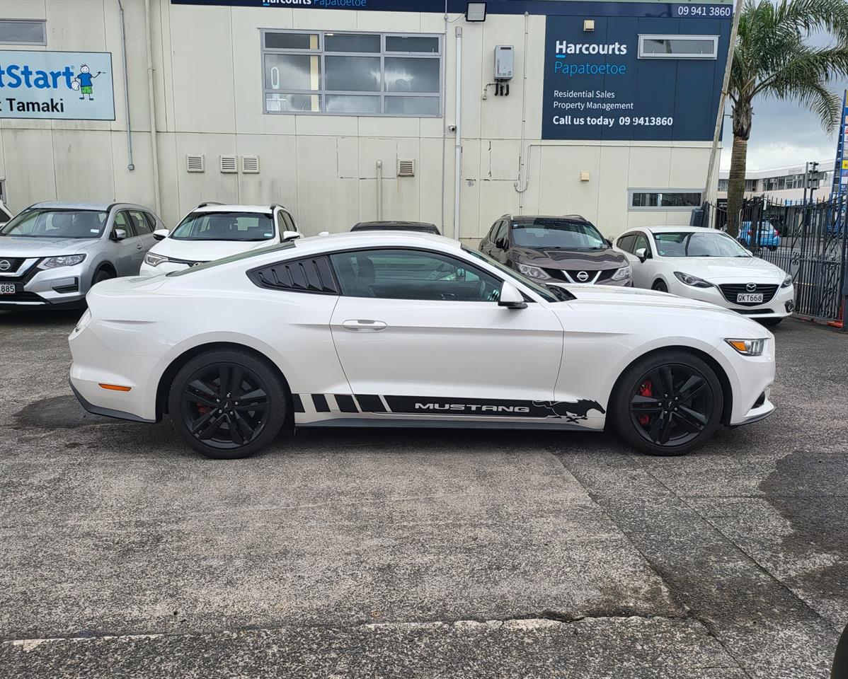 2018 Ford Mustang 2.3L FASTBACK - Image 10